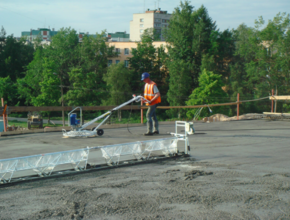 Обработка поверхности свежеуложенного уплотненного бетона осуществляется затирочной машинкой с последующим укрытием полиэтеленовой пленкой